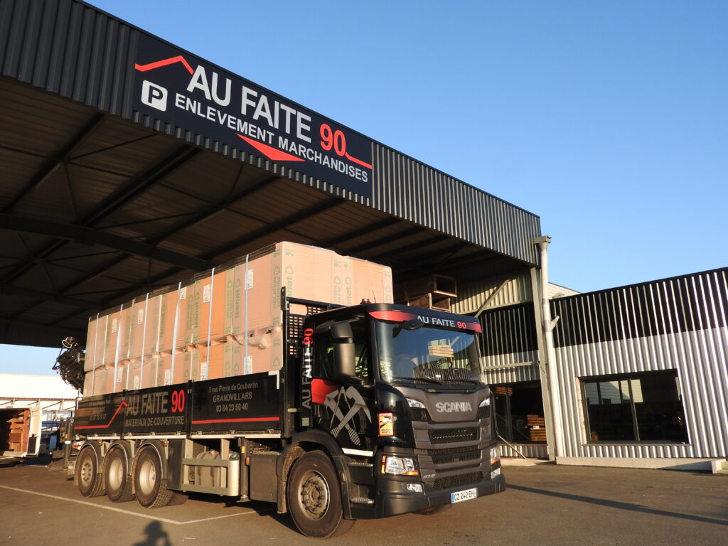 Camion de livraison AU FAITE 90 négoce en matériaux de couverture