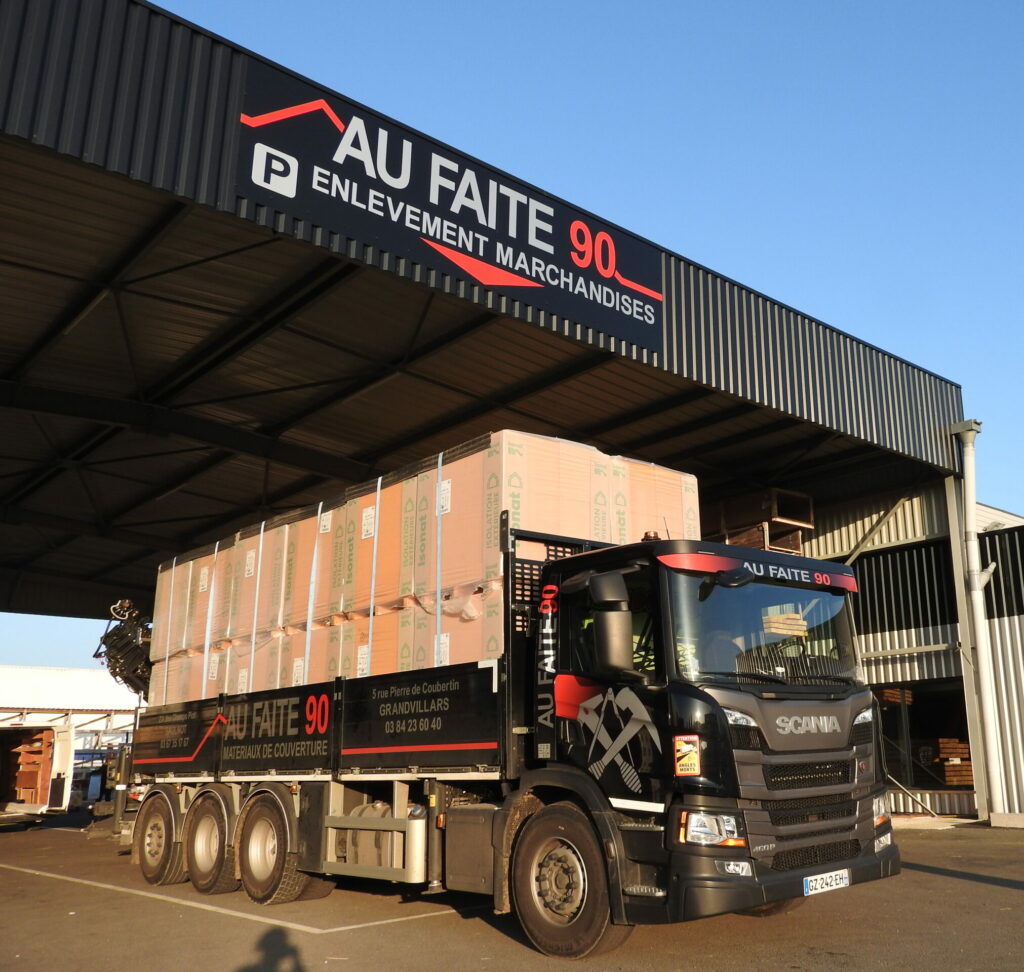 Camion de livraison AU FAITE 90 négoce en matériaux de couverture